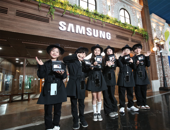 서울 송파구에 있는 어린이 직업 체험관 키자니아 서울 내 삼성전자 체험장에 어린이들이 갤럭시 스마트폰을 들고 서 있는 모습 ⓒ삼성전자