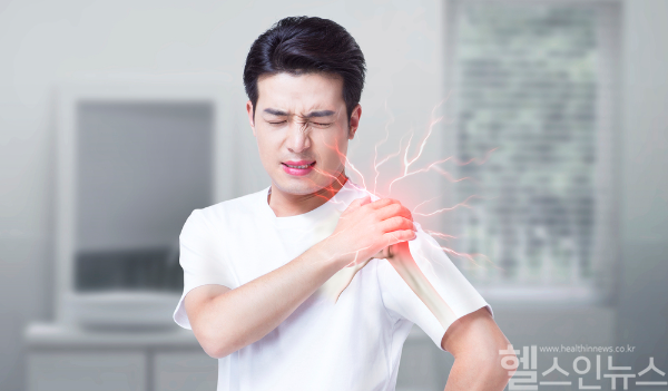무리한 어깨 사용이나 운동 부족 후 갑작스런 활동은 회전근개증후군을 유발할 수 있어 조기 진단과 예방이 중요하다. (클립아트코리아)