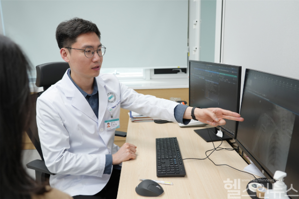 이관범 분당제생병원 정형외과 과장이 설명하고 있다. (분당제생병원 제공)