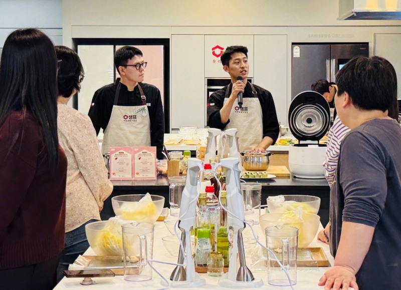 샘표 우리맛 연구원이 요리 시연을 선보이고 있다.