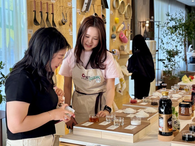 팝업 참가자들이 전시 공간을 둘러보고 있다.
