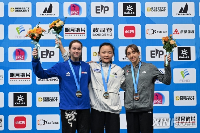 2025 IFSC 월드컵 2차 대회 여자부 리드 결승에서 공동 우승한 서채현(가운데)