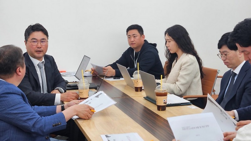 지난 24일, 광명무역센터 CPA 협회 사무실에서 진행된 쿠팡 파트너스 연합회(CPA)와 노무법인 남산 간의 노동법률자문 업무협약(MOU) 체결 후 후속 논의를 위해 양측 관계자들이 모여 현장 중심의 실무회의를 하고 있다./사진=CPA 제공