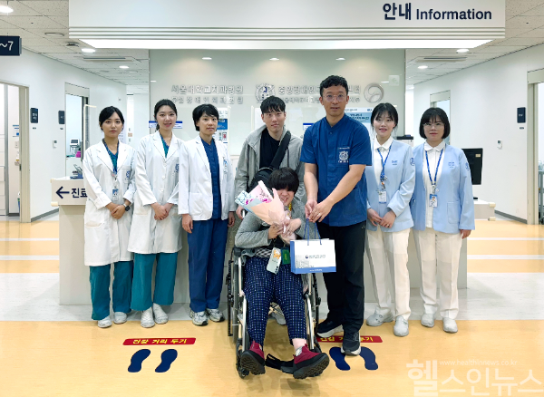 내원 환자에게 꽃다발과 기념품을 전달하는 모습 (서울대학교치과병원 제공)