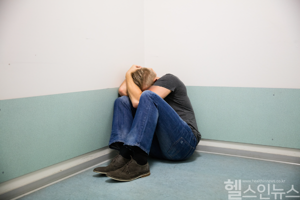 조현병은 적절한 치료와 관리로 일상생활이 가능하며, 오해와 사회적 낙인을 극복할 수 있다. (클립아트코리아)