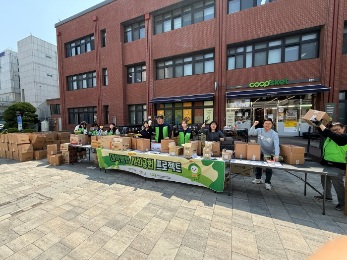 (사진) 11일 충북대학교에서 아워홈 직원들과 대학생협 관계자들이 대학생들에게 나눠줄 식품 꾸러미를 준비했다.