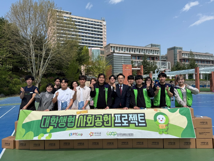 (사진) 25일 국민대학교에서 아워홈 직원들이 대학생협 관계자들과 함께 콩세알 프로젝트를 전개했다.