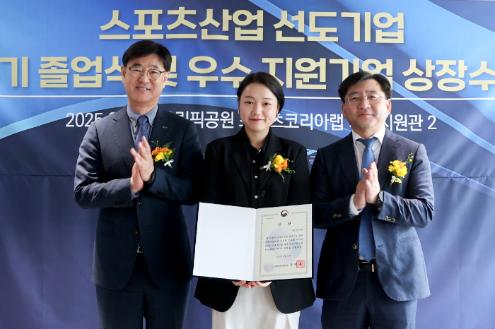 국민체육진흥공단_우수 지원기업 선정 사진(왼쪽부터 박용철 전무이사, 인바디 방소연 파트장, 강수상 체육국장)