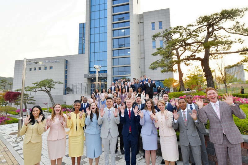 하나님의 교회 해외성도방문단이 경기 수원에 위치한 '수원호매실 하나님의 교회'를 찾아 특별한 추억을 쌓았다.