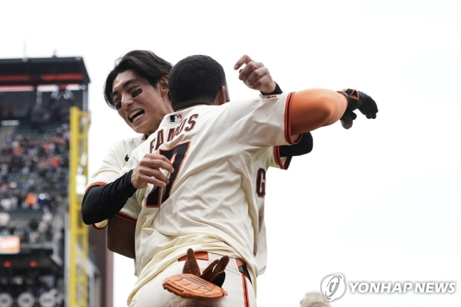 끝내기 득점한 라모스와 기쁨을 나누는 이정후(왼쪽)