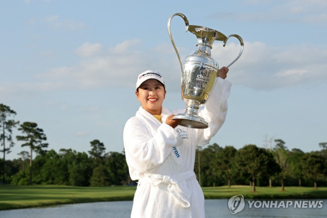 우승 트로피 든 사이고 마오