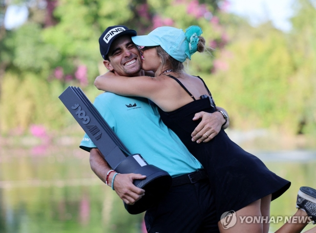 세 번째 우승 차지한 호아킨 니만(왼쪽)