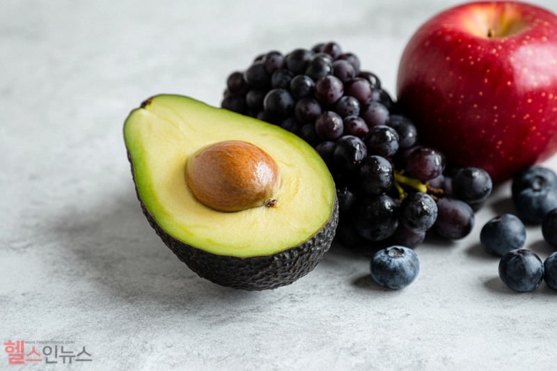 블루베리와 같은 과일은 꾸준히 3개월 이상 섭취하기를 권장한다. 단, 다른 질환이 있는 경우 의료진과 상담 후 장기 섭취하는 것이 좋다. (AI생성이미지)