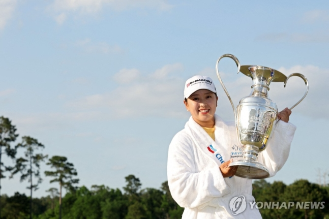 우승 트로피 든 사이고 마오