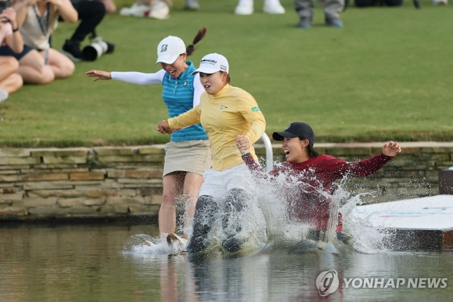 셰브론 챔피언십의 전통인 '입수 세리머니'하는 사이고 마오(가운데)