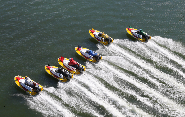 미사경정장에서 출전 선수들이 열띤 경쟁을 펼치고 있다.