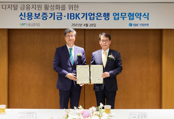 사진은 28일 서울 중구 기업은행 본점에서 열린 업무협약식에서 김성태 IBK기업은행장(오른쪽)과 최원목 신용보증기금 이사장(왼쪽)이 기념촬영을 하고 있는 모습