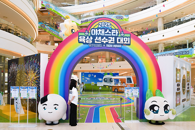 영등포 타임스퀘어에 설치한 스토랑즈'의 다섯번째 팝업스토어 '2025 야육대: 야채스타 육상 선수권 대회' 입구, 사진 제공 : 넷마블