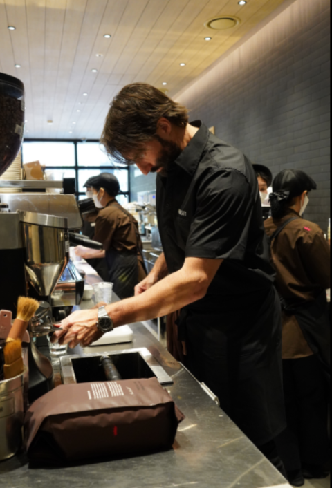 커피 추출하는 바리스타 폴 바셋