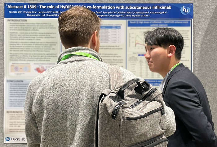 ▲ (사진설명) 휴온스랩이 지난 28일(현지시간) 미국 시카고에서 열린 ‘미국암연구학회(AACR 2025)’에 참가해 HLB3-002의 IV  SC 제형 변경 기술과 결과에 대해 설명하고 있다.