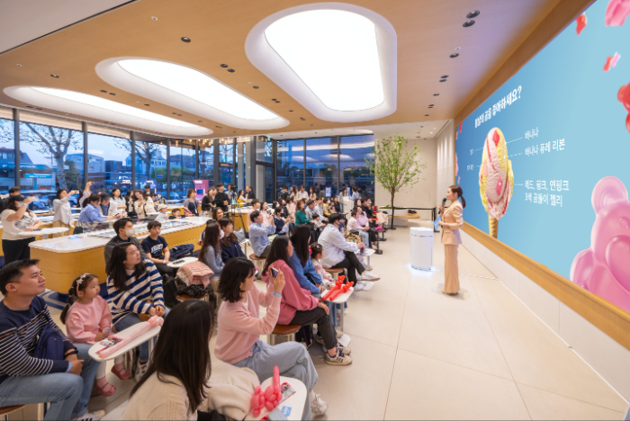 25일 '워크샵 by 배스킨라빈스' 매장에서 열린 5월 이달의 맛 '봄날의 곰을 좋아하세요?' 언텁쇼에서 현장에 초청된 고객들이 신제품에 대한 설명을 듣고 있다.