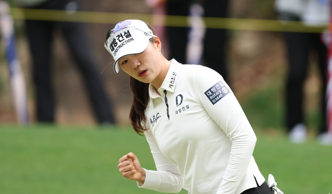 김민선이 27일 충북 충주시 킹스데일GC에서 열린 2025 KLPGA투어 덕신EPC 챔피언십 최종라운드 5번홀에서 칩인 버디를 낚은 뒤 주먹을 불끈 쥐고 있다. |KLPGA 제공