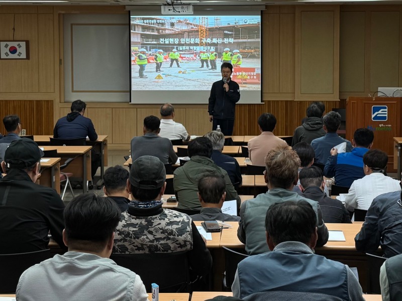 권구형 고용노동부 양산지청장이 29일 관내 전문건설업체 실무자 80여명을 대상으로 안전보건 교육을 실시하고 있다./안전보건공단 경남동부지사