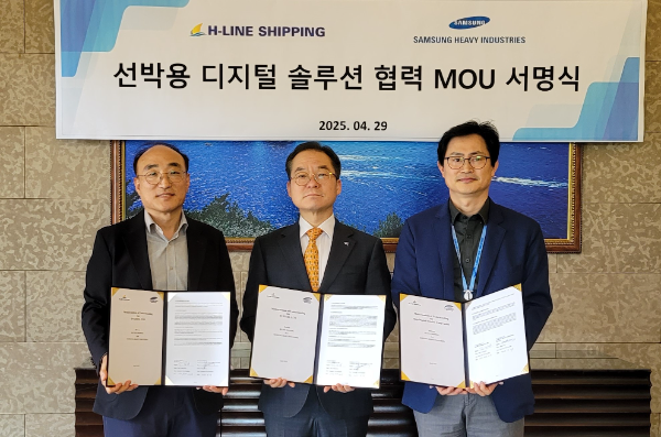 (왼쪽부터)삼성중공업 김진모 미래사업개발 실장(부사장), 에이치라인해운 선영훈 본부장, 삼성중공업 장해기 기술개발본부 본부장(부사장)이 기념 촬영을 하고 있다. ⓒ 삼성중공업