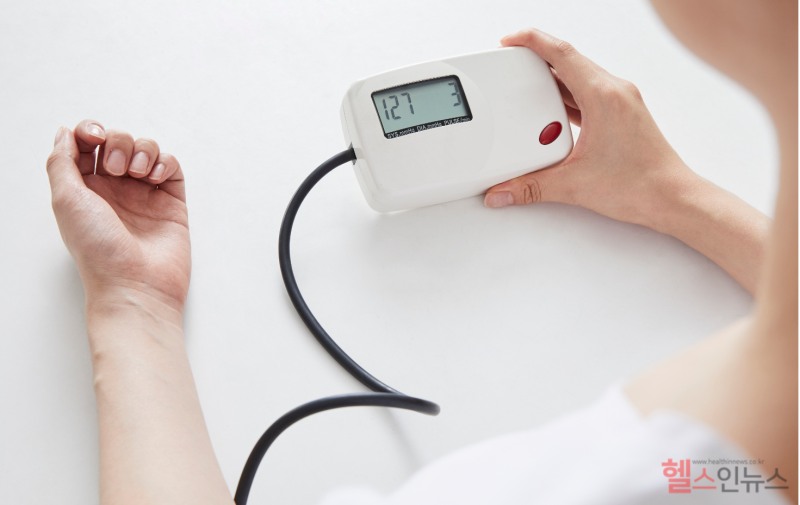 Normal blood pressure is defined as a systolic reading below 120 mmHg and a diastolic reading below 80 mmHg. A systolic reading of 130 mmHg or higher, or a diastolic reading of 80 mmHg or higher, places individuals in the at-risk category for hypertension. Starting habit improvements early, as blood pressure begins to rise, is the most effective approach. (Clipartkorea)