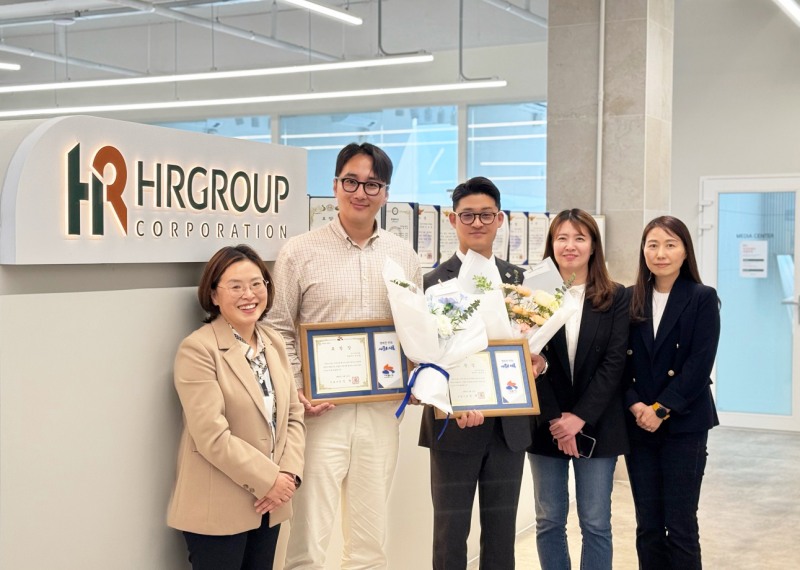 지난 23일, HR그룹 신호룡 대표와 임정후 전무이사는 본사에서 시흥시 신현동 행정복지센터로부터 유공시민 표창장을 수여받았다. 사진은 왼쪽부터 고영란 신현동 동장, 신호룡 HR그룹 대표, 임정후 전무이사, 구주리 신현동 맞춤형복지팀장, 옥민삼 주무관 순이다./사진=HR그룹 미디어팀