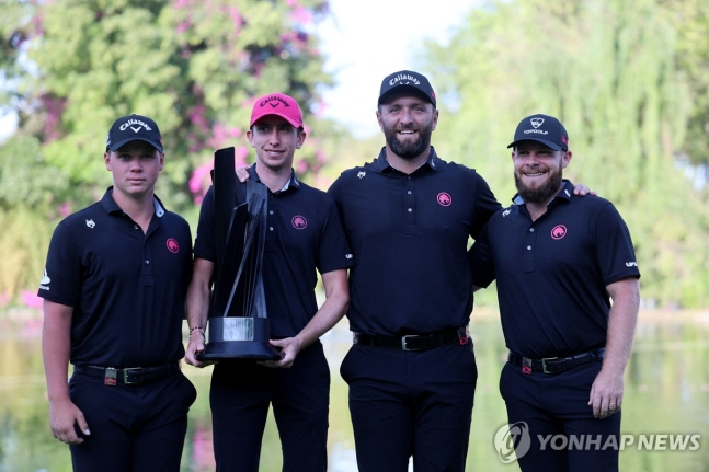멕시코 대회 단체전 우승자들의 모습. 왼쪽에서 세 번째가 욘 람(스페인).