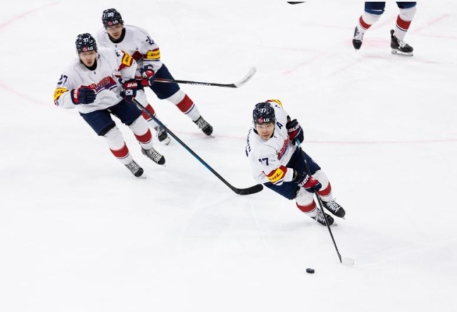 파상공세를 벌이는 한국 남자 아이스하키 대표팀