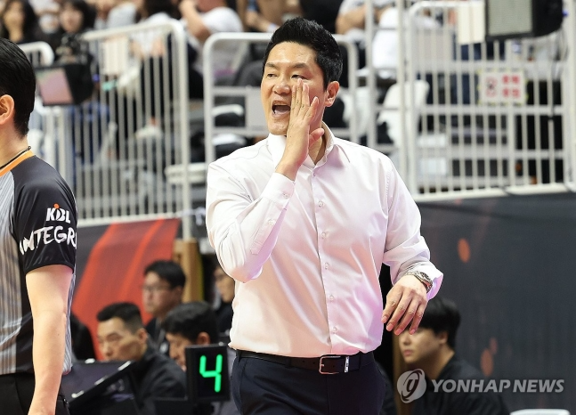 작전 지시하는 전희철 감독