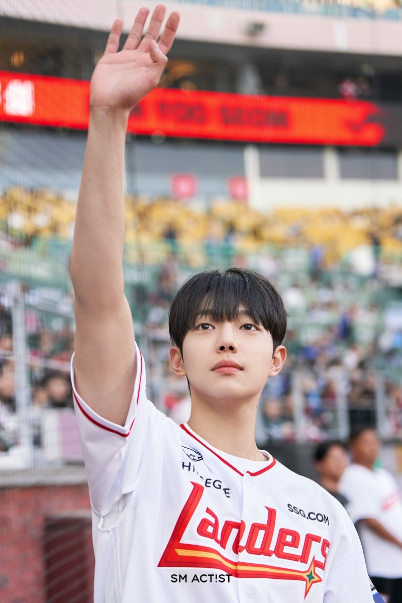 조준영, 생애 첫 시구…청량 비주얼 눈길