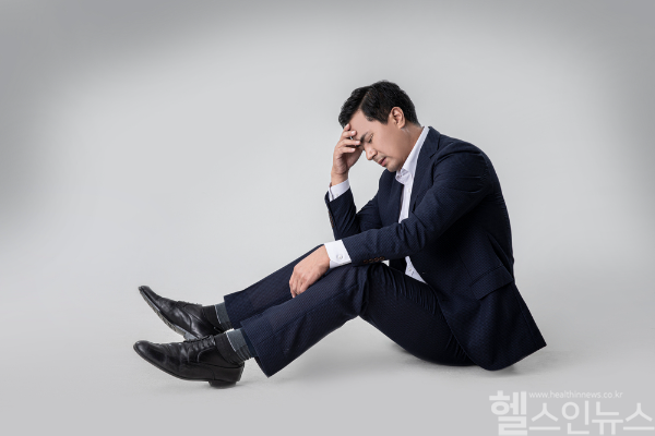 남성 갱년기는 노화로 인한 남성호르몬 감소로 다양한 신체·정신적 증상이 나타나며, 정확한 진단과 적극적인 치료가 필요하다. (클립아트코리아)