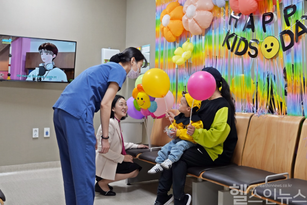 의정부을지대학교병원 소아재활치료실 의료진이 환아와 보호자에게 기념 선물을 전달하고 있다. (의정부을지대병원 제공)