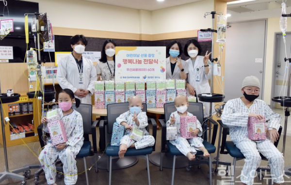 화순전남대병원이 어린이날을 맞아 30일 병원 73병동에서 소아청소년과 입원 환아들에게 선물을 전달했다. (화순전남대병원 제공)