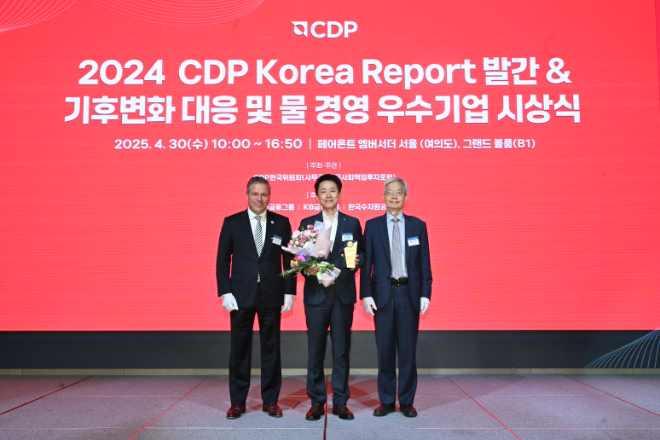 (왼쪽부터) Jose Qrdonez CDP CRO, 김태형 IBK기업은행 경영전략그룹 부행장, 장지인 CDP한국위원회 위원장과 기념촬영을 하고 있는 모습 ⓒIBK기업은행