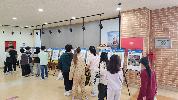 강원도 원주시 봉대초 학생들이 ‘우리가 바라는 안전한 학교 공모전’ 수상작 전시를 관람하고 있다. / (사진 제공 : 한국교육시설안전원)