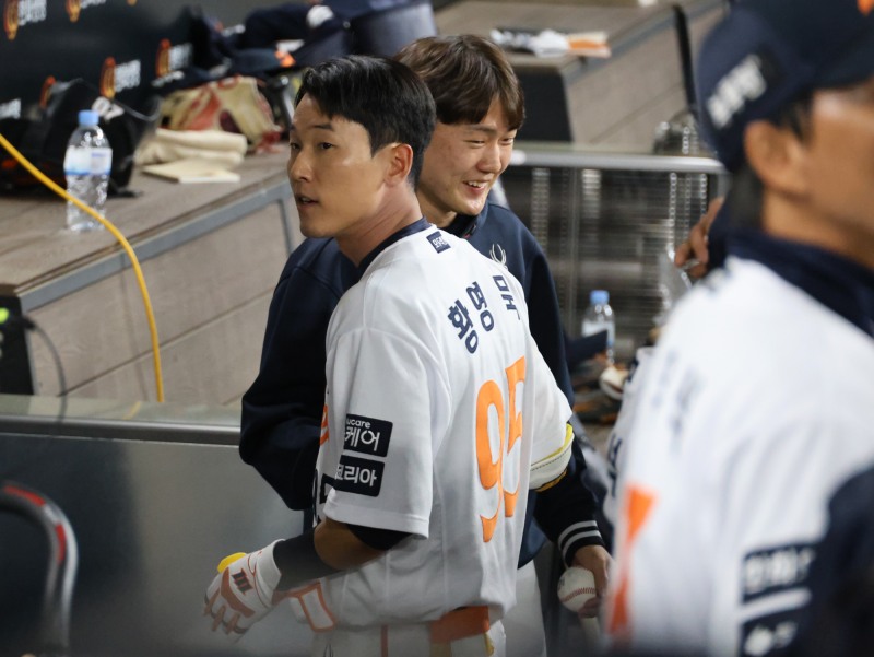 황영묵 홈런으로 한화 역전 /연합뉴스