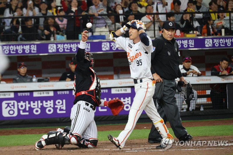 한화 황영묵이 5회 말 홈런을 친 뒤 기뻐하고 있다.