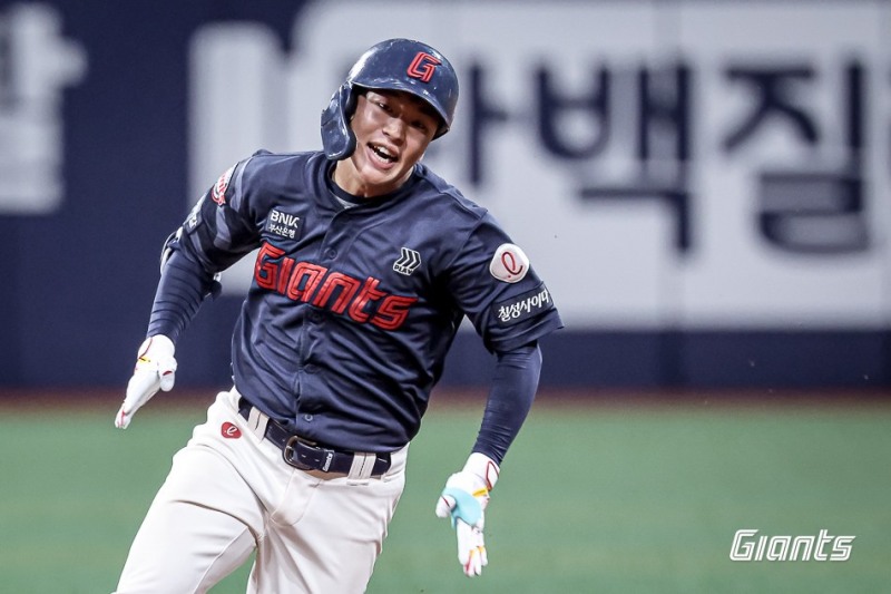 3루타를 치고 베이스를 도는 이호준.