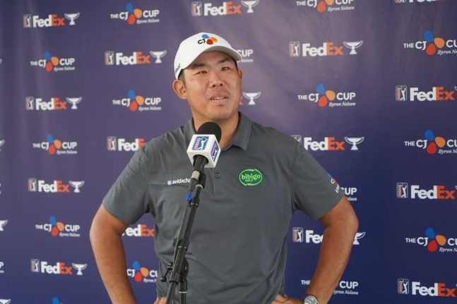 1라운드 경기를 설명하는 안병훈.