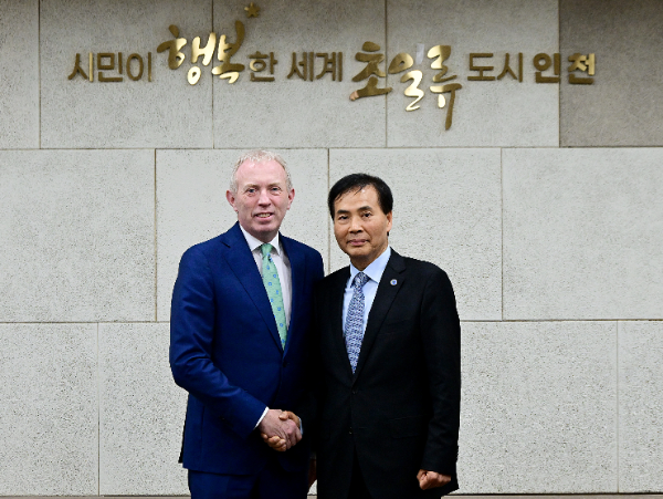 황효진 글로벌도시정무부시장이 1일 시청 영상회의실에서 티미 둘리 아일랜드 농식품해양부 차관과 협력방안을 논의한 뒤 기념촬영을 하고 있다.