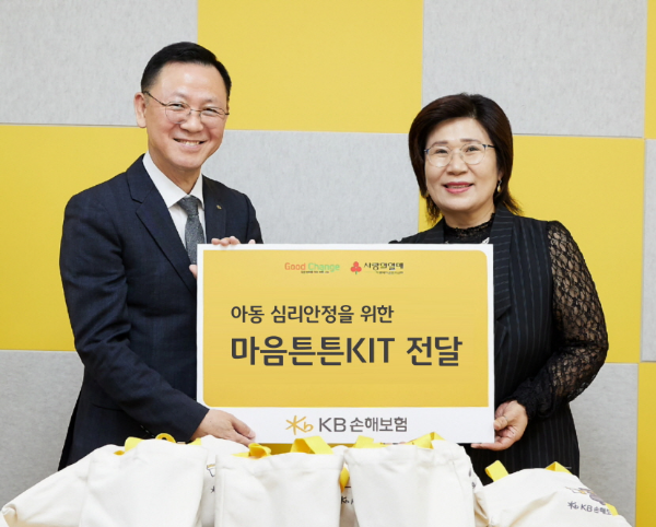 지난 1일, 경기도 의정부시 클나무지역아동센터에서 ‘마음튼튼 KIT 전달식’을 진행하며, KB손해보험 스타즈 배구단 황인석 단장(왼쪽)과 의정부지역아동센터연합회 권경미 회장(오른쪽)이 기념사진을 찍고 있다. ⓒ KB손해보험