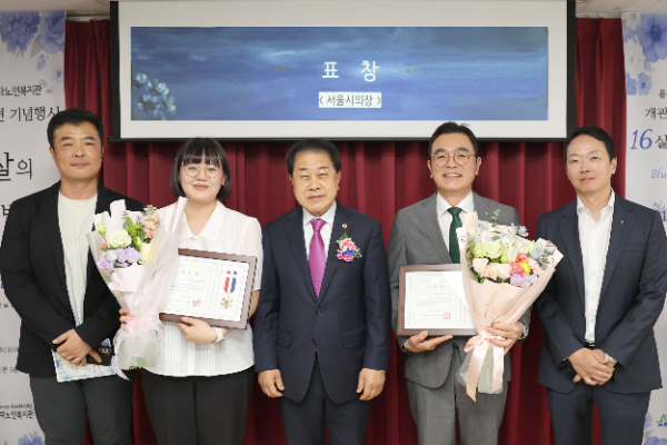 서울시의회 김용호 의원(왼쪽 세번째)과 김정훈 하나증권 FICC본부장(오른쪽 두번째), 하나증권 직원들이 기념촬영을 하고 있다. ⓒ 하나증권