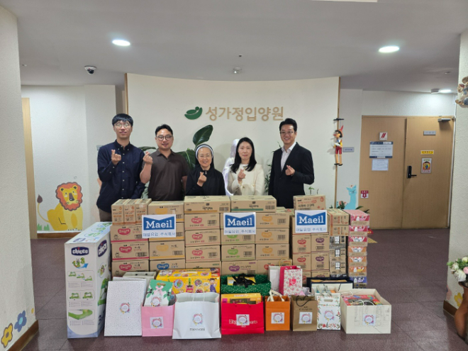 성가정입양원에 어린이날 후원물품을 전달하는 모습 (우측부터) 매일홀딩스 고정수 경영지원총괄, 매일유업 임직원 봉사동호회 ‘살림’ 조지은 회장, 성가정입양원 윤미숙 원장수녀님) ⓒ매일유업