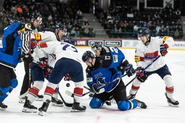 치열하게 퍽을 다투는 한국과 에스토니아