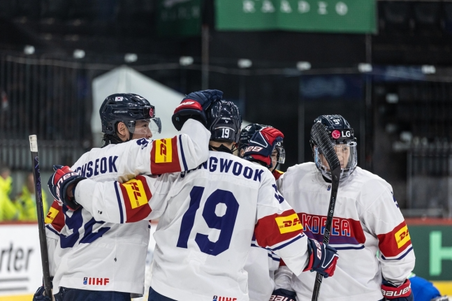 골을 터트리고 기뻐하는 한국 아이스하키 대표팀