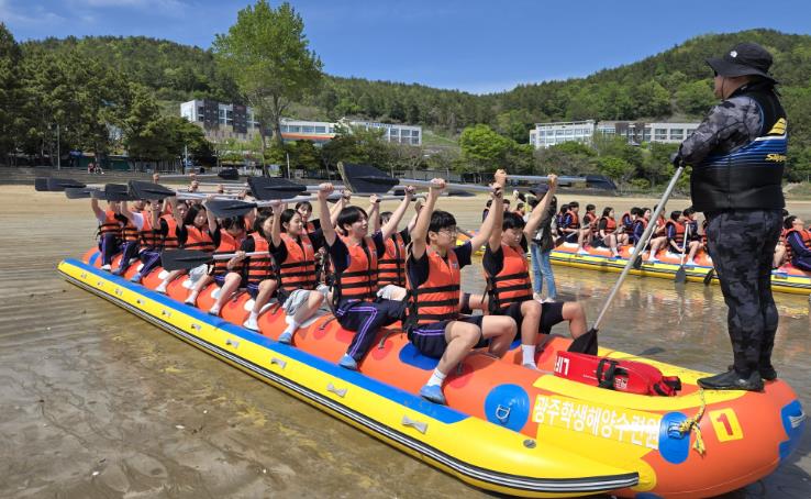 9일 첨단중학교 학생들이 발포해수욕장에서 바다보팅을 하기전 사전교육을 받고 있다
